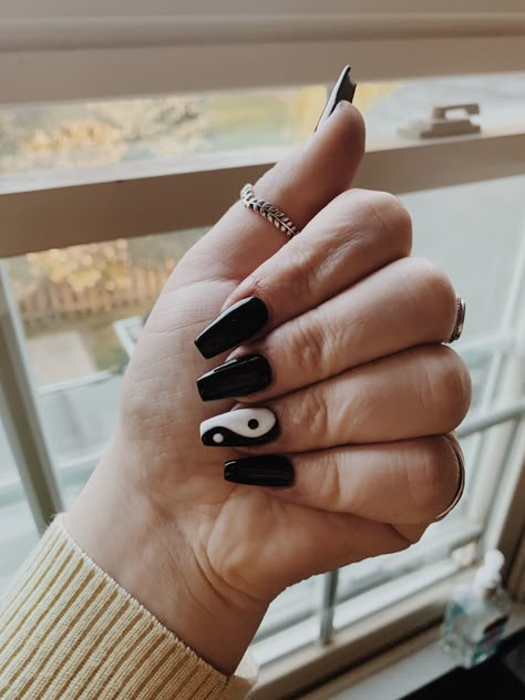 Coffin Ying Yang Nails, Black Ying Yang Nails, Ting Yang Nails, Black Sns Nails, Ying And Yang Nails, Ying Yang Nail Art, Yin And Yang Nails, Yin Yang Nail Art, Yin Yang Nails