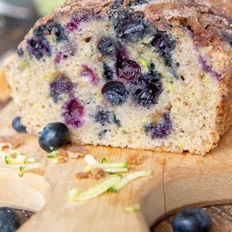 Moist and Easy Blueberry Zucchini Bread Recipe - MamaGourmand Blueberry Zucchini Muffins, Blueberry Zucchini Bread, Easy Zucchini Bread Recipes, Moist Zucchini Bread, Blueberry Zucchini, Zucchini Recipes Dessert, Easy Zucchini Bread, Zucchini Bread Healthy, Summer Flavors