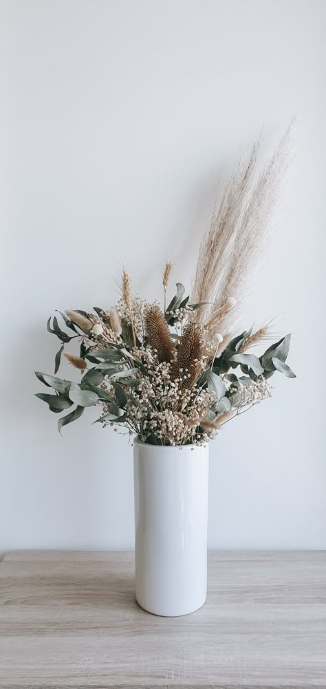 A beautiful statement piece and inspiration for your home or room decoration! Has a gorgeous natural look with dried eucalyptus leaves and baby breaths Dry Eucalyptus Decor, Dried Eucalyptus Centerpiece, Styling Dried Flowers, Dried Botanicals Decor, Eucalyptus Decor Vase, Eucalyptus Arrangement, Eucalyptus Leaves Decor, Eucalyptus Floral Arrangements, Eucalyptus And Pampas Vase