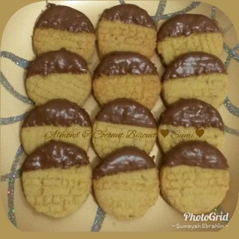 Almond & Coconut Biscuits by sumayah Rafaelo Cake, Eid Biscuits, Sweet Meat Recipe, Eid Table, Malay Traditional, Buttermilk Biscuits Easy, Halaal Recipes, Flake Recipes, Cape Malay