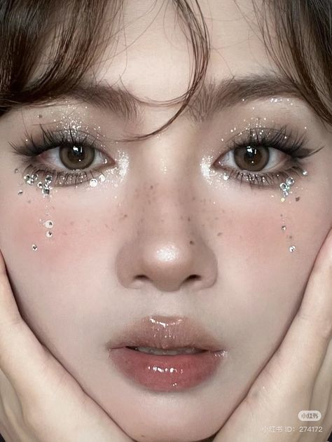 Makeup Looks Gemstones, Kpop Glitter Makeup, Soft Smokey Makeup, Smokey Douyin Makeup, Douyin Smokey Makeup, Makeup With Gemstones, Douyin Smokey Eye, Gemstone Makeup Eye, Brown Douyin Makeup