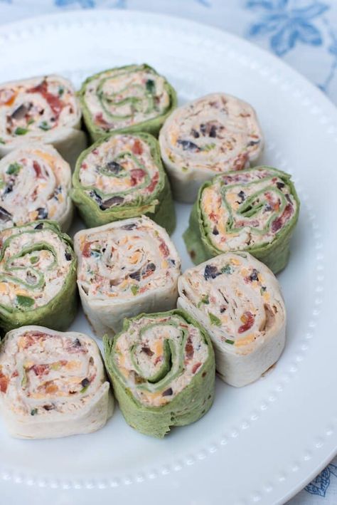 Southwest Chicken Tortilla Pinwheels Chicken Tortilla Pinwheels, Tortilla Pinwheels Recipe, Tortilla Pinwheels, Chicken Roll Ups, Pinwheel Appetizers, Southwest Chicken, Pinwheel Recipes, Game Day Appetizers, Chicken Rolls