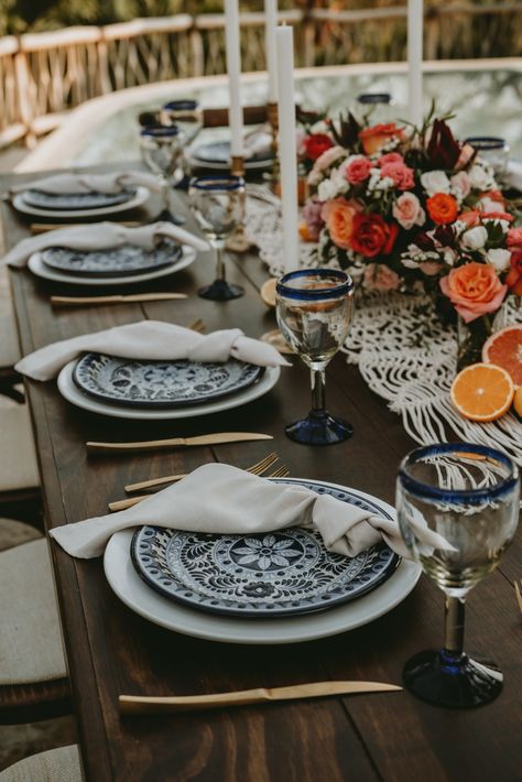 Mexican Dinner Table Setting, Elegant Mexican Theme Party Table Settings, Mexican Place Setting, Mexican Glam Wedding, Mexican Table Setting Ideas, Mexican Inspired Table Setting, Mexican Garden Party Wedding, Talavera Table Setting, Mexican Dinner Table