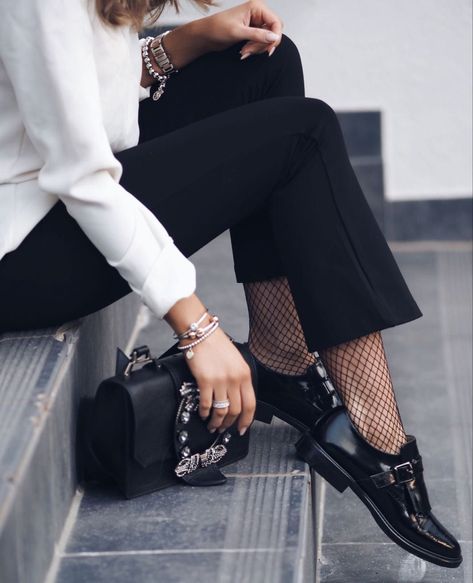 Business Casual Winter Shoes, Socks And Shoes Outfit, Shoes With Socks, Slipper Outfit, Slippers Outfit, Elegantes Outfit Damen, Business Shoes, Looks Black, Business Outfit