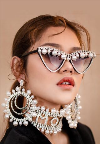 Diy Sunglasses, Embellished Sunglasses, Festival Sunglasses, Circle Sunglasses, Unique Sunglasses, Rock Girl, Sunglasses Retro, Pearl Earrings Wedding, White Sunglasses