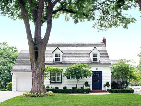 Cape Cod Renovation, Cape Cod Landscaping, Cape Cod Exterior, Cape Cod House Exterior, Curb Appeal Ideas, Cape Cod Home, Hgtv Dream Homes, Brick Steps, Cape Cod Style House