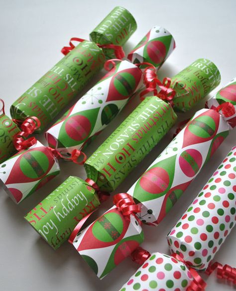 how to make christmas crackers How To Make Christmas Crackers, Cdp Christmas, Make Christmas Crackers, Kersfees Idees, Diy Crackers, Saturday Ideas, Christmas Urns, Gifts Homemade, Vintage Christmas Crafts