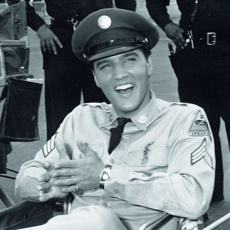 Elvis Presley backstage during filming of 'Blue Hawaii' wearing a Hamilton Ventura watch. Film Blue, Elvis Presley Pictures, Reba Mcentire, Elvis And Priscilla, Elvis Movies, Roger Moore, Elvis Presley Photos, Blue Hawaii, Men In Black