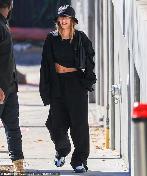 Justin And Hailey Bieber, Hailey Baldwin Street Style, Long Black Sweater, Hailey Baldwin Style, West Hollywood California, Lunch Date, Womenswear Fashion, Soho House, October 2