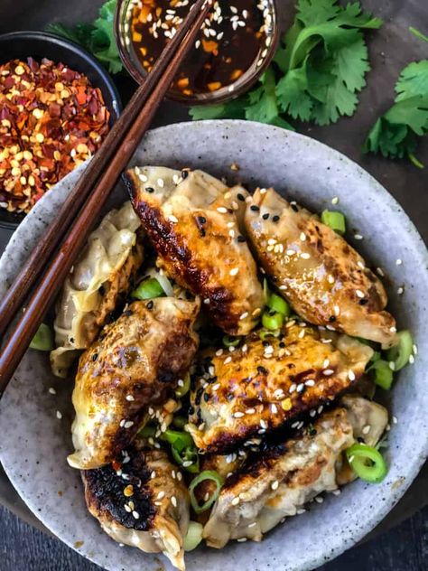 Vegetarian Gyoza, Potsticker Dipping Sauce, Veggie Potstickers, Vegan Potstickers, Vegetarian Dumpling, Potstickers Recipe, Recipes With Soy Sauce, Vegan Dumplings, Easy Vegan Dinner