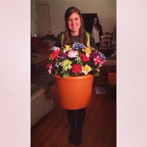 9 Last-Minute Halloween Costumes For All The Procrastinators Out There | HuffPost null Flower Pot Costume, Halloween Costume Teacher, Flower Costume Diy, Christmas Tree Dyi, Dyi Costume, Diy Flower Pot, Diy Halloween Costume Ideas, Teacher Halloween Costumes, Matching Halloween Costumes