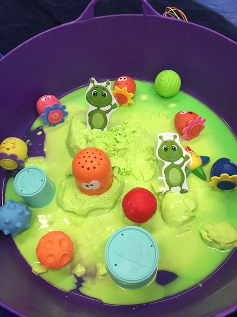 Alien Sensory Bin, Alien Tuff Tray, Space Tough Tray Ideas, Playdoh Tray, Space Sensory, Playgroup Ideas, Messy Play Activities, Eyfs Maths, Diy Toddler Toys