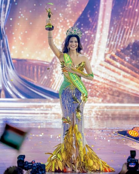 20-year-old Rachel Gupta from Jalandhar became the first-ever Indian to secure the Miss Grand International crown, creating a historical moment in pageantry. #rachelgupta #rachel #missgrandinternational #missgrandinternational2024 #pageant #pageantqueen #model #india Miss Grand International Crown, Rachel Gupta, Ms America, Miss Grand International, Indian Idol, Miss Grand, Design Sketchbook, Song Hindi, Global Icon