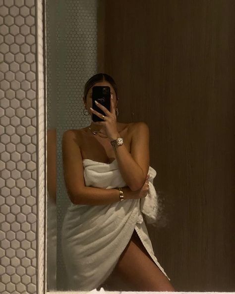 Gergana Ivanova, Spiegel Selfie, Seductive Pose, Shower Pics, Bouidor Photography, Minimalistic Outfits, Self Photography, Beautiful Photoshoot Ideas, Mirror Selfie Poses