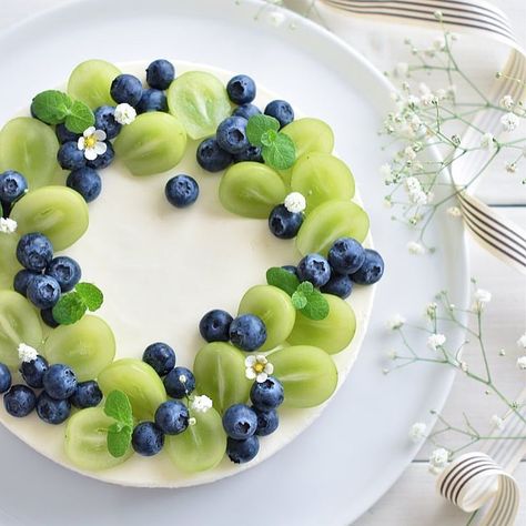 Summer cake Cake Decorated With Fruit, Summer Cake, Decorações Com Comidas, Wreath Candy, Cake Candy, Fruit Decorations, Purple Christmas, Christmas Outdoor, Green Grapes