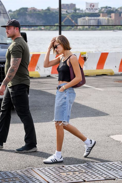 Hailey Bieber Summer, Long Jean Shorts Outfit, Hailey Baldwin Outfits, Hailey Style, Hailey And Justin Bieber, Jean Shorts Outfit, Hailey And Justin, Jorts Outfit, Hailey Baldwin Street Style