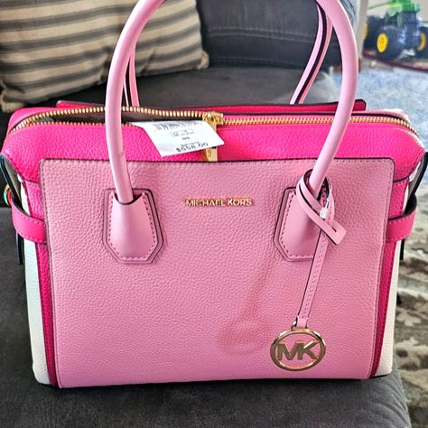 Brand New Michael Kors Pink Crossbody Pink Michael Kors Purse, Girly Items, Fav Products, Trendy Purses, Handbags For School, Luxury Bags Collection, Pink Lifestyle, Preppy Stuff, Messenger Purse