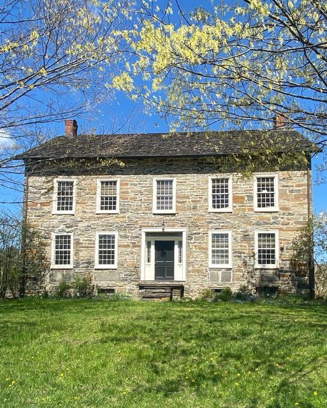 Warren Battle on Instagram: “Yesterday afternoon on Dunn Farm Rd. Stone farmhouse c.1800. #stonehouse #oldhouselove #farmhouse” 1870 Farmhouse, Pennsylvania Stone Farmhouse, Farm House On Boone Farm, Historic Stone Farmhouse, German Cottage, Georgian Revival Homes, 18th Century Farmhouse, English Farm, Georgian Revival