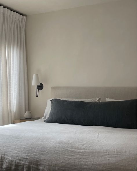 Linen Headboard Bedroom, Spain Bedroom, Small Loft Bedroom, Bed Linen Inspiration, Bed Backrest, Linen Bed Cover, Minimalist Bedroom Decor, Linen Headboard, Minimalist Bed