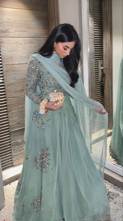 Desi Dress, Desi Wedding Dresses, Traditional Indian Dress, Pakistani Wedding Outfits, Desi Fashion Casual, Pakistani Fancy Dresses, Pakistani Dresses Casual, Beautiful Pakistani Dresses, Salwar Kamiz