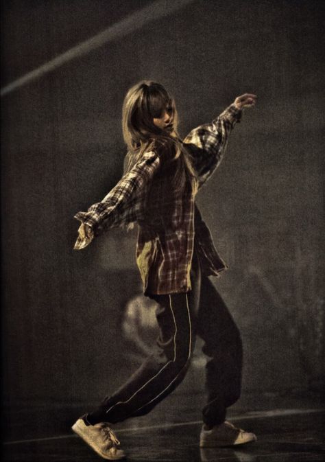 🌹é on Twitter: "ok but this Lisa… " Chica Hip Hop, Aesthetic Hip Hop, Dancer Lifestyle, Dancing Aesthetic, Lisa Bp, Dance Kpop, Lisa Blackpink Wallpaper, Lalisa Manobal, Street Dance