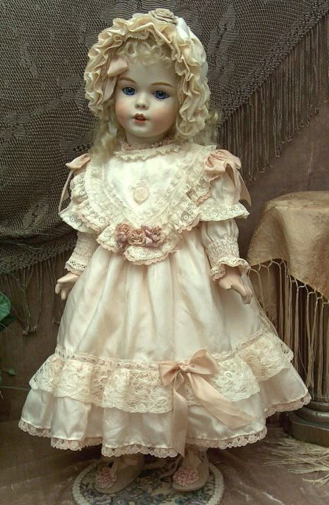 л Old Fashioned Dolls, Porcaline Dolls Aesthetic, Vintage Porcelain Dolls Aesthetic, Vintage Doll Outfits, Antique Porcelain Dolls Victorian, Porcelain Doll Clothes, Porcelain Doll Vintage, Porcelain Doll Dress, Victorian Dolls Porcelain