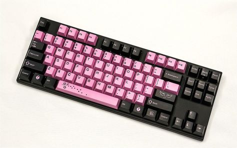 Black And Pink Keyboard, Pink Gaming Setup, Pink Keyboard, Black Keyboard, Gamer Keyboard, Pink Games, Top Gadgets, Mechanical Keyboards, Pc Setup