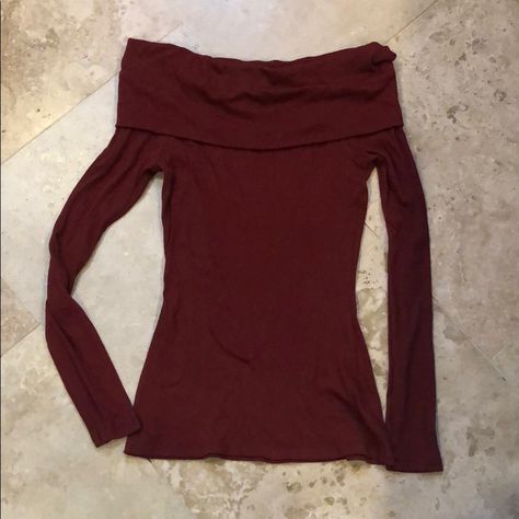 Never Worn, Fitted Long Sleeve Rusty/Brick Red Top. East Coast Clothes, Pretty Long Sleeve Tops, Long Sleeve Shirts Aesthetic, Dark Autumn Clothing, Cute Fall Tops, Cute Long Sleeve Tops, Cute Long Sleeve Shirts, 90s Tops, Red Off Shoulder Top