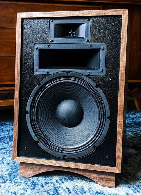 Even with the Ultimate Sonos Setup, I Still Want These 61-Year-Old Speakers • Gear Patrol Sonos Setup, Diy Sound System, Klipsch Speakers, Modern Speakers, Speaker Cab, Pro Audio Speakers, Sonos Speakers, Speaker Enclosure, Audiophile Speakers