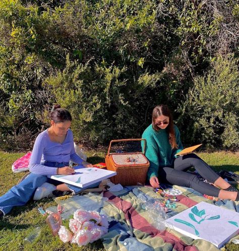 cute painting picnic with friends. picnic basket, picnic rug. paint by number. outdoors Painting Picnic With Friends, Painting Picnic Date Aesthetic, Picnic Painting Date, Painting Picnic Date, Picnic Painting, Aesthetic With Friends, Painting Picnic, Friend Vibes, Picnic Photo Shoot