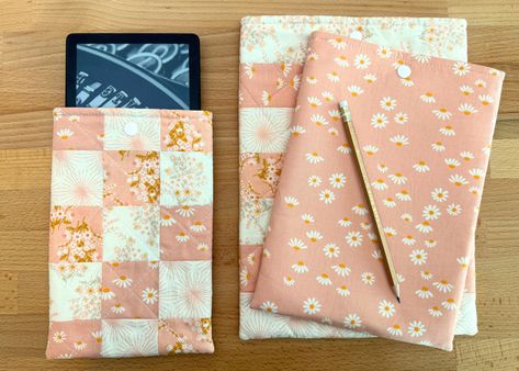 DIY Book Sleeve: A Practical Gift for Book Lovers Quilted Book Sleeve Pattern, Book Sleeve Sewing Pattern, Diy Book Sleeve, Kindle Case Diy, Book Safe, Cases Diy, Book Sleeve, Book Quilt, Diy Book