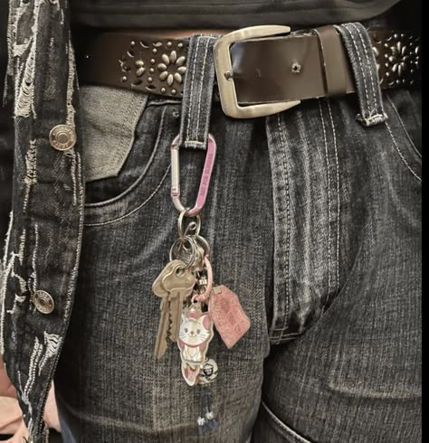 Bookbag Keychain Aesthetic, Keychain On Jeans, Keys On Belt Loop, Carabiner Aesthetic, Carabiner Fashion, Carabiner Ideas, Carabiner Outfit, Carabiner Keychain Aesthetic, Jeans Keychain