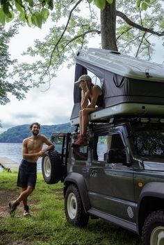 Jeep Car Camping, Tent On Top Of Car, Truck Roof Top Tent, Tent Couple, Jimny Camping, Camping Jeep, Small Truck Camper, Rooftop Tent Camping, Offroad Travel