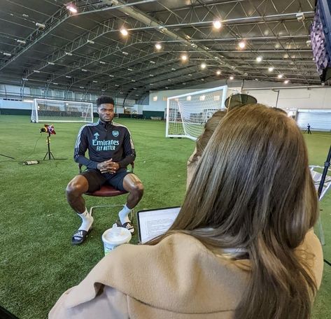 Soccer Reporter Aesthetic, Sport Management Career Aesthetic, Sport Manager Aesthetic, Sport Student Aesthetic, Sports Media Job Aesthetic, Women In Sport Aesthetic, Female Sports Reporters, Tv Journalist Aesthetic, Sideline Reporter Aesthetic