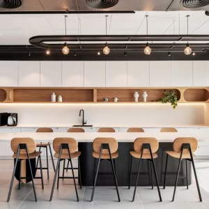 Breakroom Design, Office Pantry Design, Counter Pantry, Break Room Design, Office Pantry, Desain Pantry, Bar Office, Funky Design, Retail Design Blog