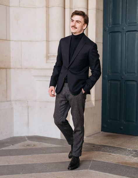 Veste de costume noire portée avec un col roulé noir, un pantalon en laine gratté gris et une paire de Richelieu noire #thenines #asket #fursac #orbans #costumehomme #suit #dandy #bellevilleparis #belleville #madeinfrance #paris #parisianstyle #style #menstyle #look #mode #OOTD #mensfashion #menstyle #menswear #fashionformen #blogger #fashionblogger #vintage #retro Costume Noir, Look Chic, Dandy, Men's Fashion, Porter, Blogger, Ootd, Paris