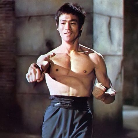 628 Likes, 11 Comments - Charles Damiano (@cdbrlee) on Instagram: “Bruce Lee about to battle Chuck Norris in Return of the Dragon! #brucelee #chucknorris…” Bruce Lee Quotes Water, Bruce Lee Poster, Be Water My Friend, Bruce Lee Family, Way Of The Dragon, Bruce Lee Martial Arts, Bruce Lee Quotes, Jiu Jitsu Gi, Dragon Hoodie