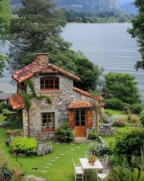 Vintage Tiny House, Stone Cottages Interior, Small Stone Cottage, Countryside Homes, Log Cabin Rustic, Stone Cottages, Setting Inspiration, Old Faces, House Farm