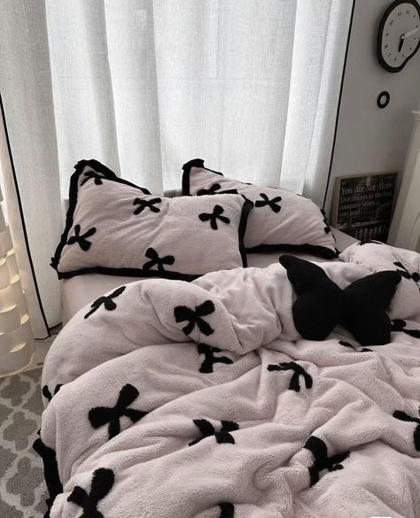 Black Bedroom Aesthetic, Blanket And Pillow, Hello Kitty House, Kitty Items, Cute Bedroom Ideas, Luxury Bedding Set, Black Room, Black Bedroom, White Room