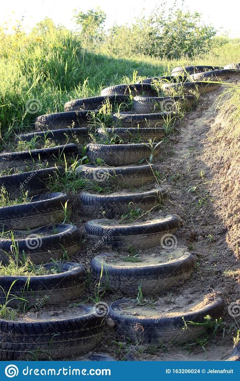 Steps From Old Tires, Tire Wall, Green Construction, Garden Stairs, Diy Stairs, Earthship, Retaining Wall, Stepping Stones, Car Tires