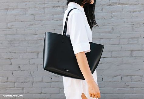 Photo (via Bloglovin.com ) Stylish Work Bag, Chic Minimalista, Minimal Classic, Black Leather Tote, Minimal Chic, Work Bags, Tote Bag Leather, Black Tote, Womens Purses