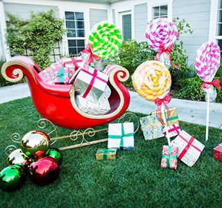 Christmas Lollipop Decorations, Walk Ideas, Cane Decor, Lollipop Decorations, Whoville Christmas, Christmas Decs, Christmas Lollipops, Gingerbread Christmas Decor, Candyland Christmas