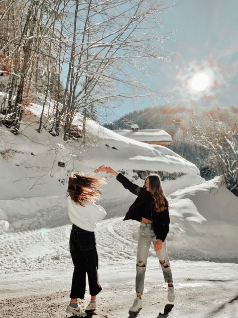 Aesthetic Snow Pictures With Friends, Mom And Me Photos, Winter Couple Pictures, Cute Friend Poses, Snow Pics, Snow Photoshoot, Photography Hacks, Photos Bff, Usa Pictures