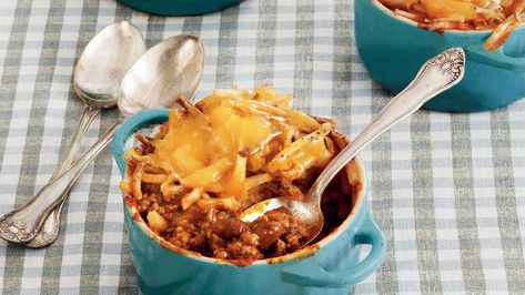 This easy, cheesy dinner recipe only has five ingredients, and it couldn't be easier to assemble. If you don't want to bake in individual remekins, Baked Hashbrown Recipes, Cheesy Casserole Recipes, Cheesy Chili, Ground Beef Dishes, Cheesy Casserole, Beef Casserole Recipes, Dinner With Ground Beef, Ground Beef Casserole, Hash Brown