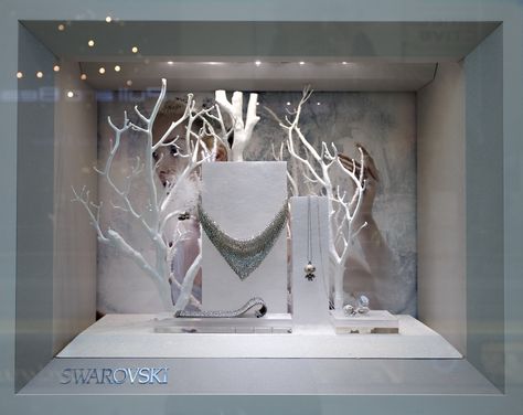 Visual Merchandising Ideas, Jewelry Shop Window, Luxury Window Display, Bridal Shop Decor, Jewelry Shop Display, Jewelry Store Displays, Merchandising Ideas, Swarovski Christmas, Racing Fashion