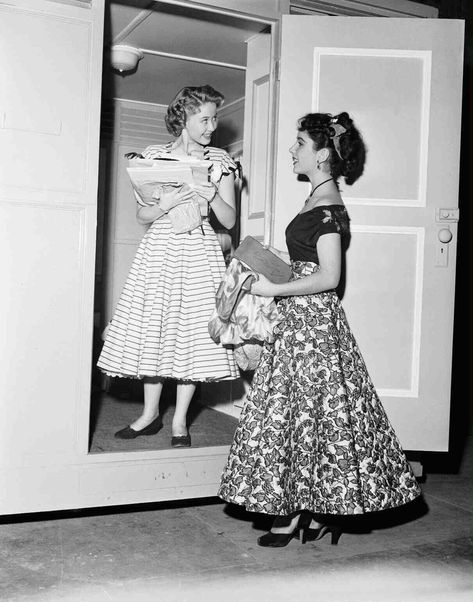 Hollywood Remembered on Twitter: "Jane Powell and Elizabeth Taylor during the filming of A Date With Judy, released in 1948 - I love this movie for the songs, beautiful color, cute performances, and great cast. It’s my favorite of the “classic film teen focused cast” movies. #ADateWithJudy https://t.co/9oExzzX4x2" / Twitter A Date With Judy, Elizabeth Taylor Movies, Mike Todd, Helen Rose, Hollywood Dream, Jane Powell, Celebrity Siblings, 50s Women, Hollywood Heroines