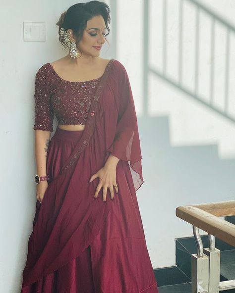 Rimi Tomy, Gowns Dresses Indian Receptions, Simple Engagement Dress, Kerala Engagement Dress, Gowns Dresses Indian, Onam Outfits, Elegant Maxi Dresses, Engagement Dress For Bride, Desi Dress