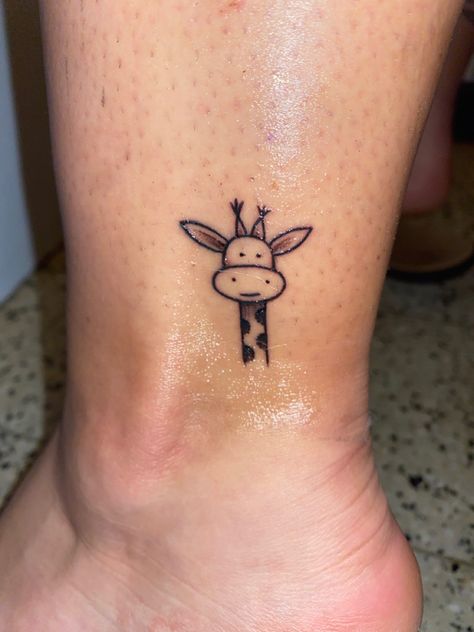 Tattoo Ideas Giraffe, Cartoon Giraffe Tattoo, Small Giraffe Tattoo Simple, Minis Tatoos, Cute Giraffe Tattoo, Tiny Giraffe Tattoo, Simple Giraffe Tattoo, Minimalist Giraffe Tattoo, Baby Giraffe Tattoo