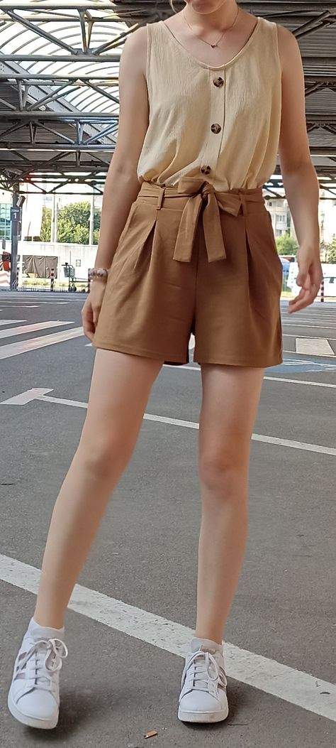 Khaki Trouser Shorts Outfit, Brown Shorts Summer Outfit, Brown Shorts Outfit Summer, Rubber Shoes Outfit, Beige Shorts Outfit, Brown Shorts Outfit, Shorts And White Sneakers, Khaki Shorts Outfit, Beige Tank Top