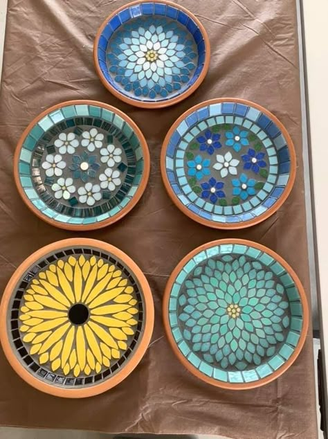 Round Mosaic Trays, Mosaic Pottery, Small Mosaic, Small Mosaic Ideas, Mosaic Mandala, Mosaic Crafts For Kids, Small Mosaic Projects, Mosaic Trays Ideas, Simple Mosaic